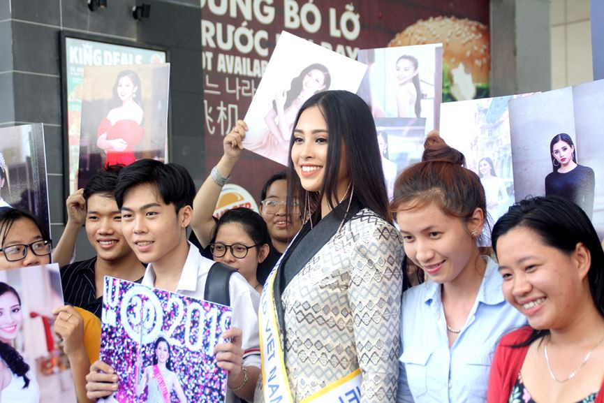 Trần Tiểu Vy rạng rỡ lên đường chinh chiến Miss World 2018 ảnh 1 Hoa hậu Trần Tiểu Vy lên đường dự thi Miss World - ảnh 1