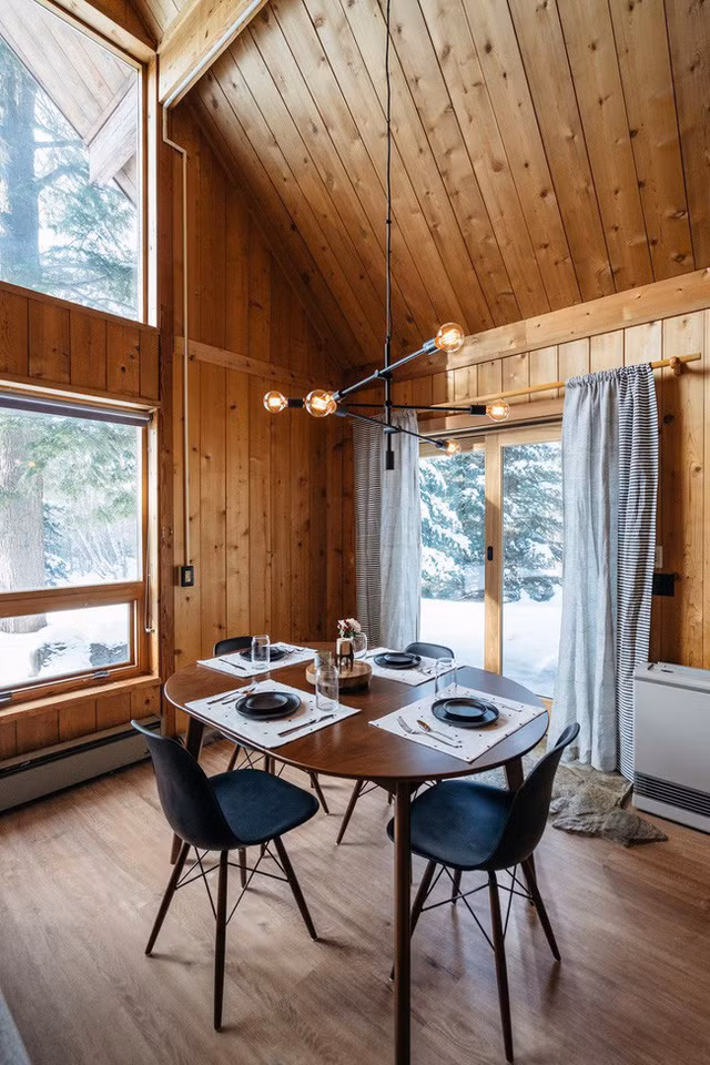  Khu vực ăn uống có thiết kế bàn từ All Modern, ghế từ Poly & Bark và một đèn chùm kiểu dáng đẹp từ West Elm. 