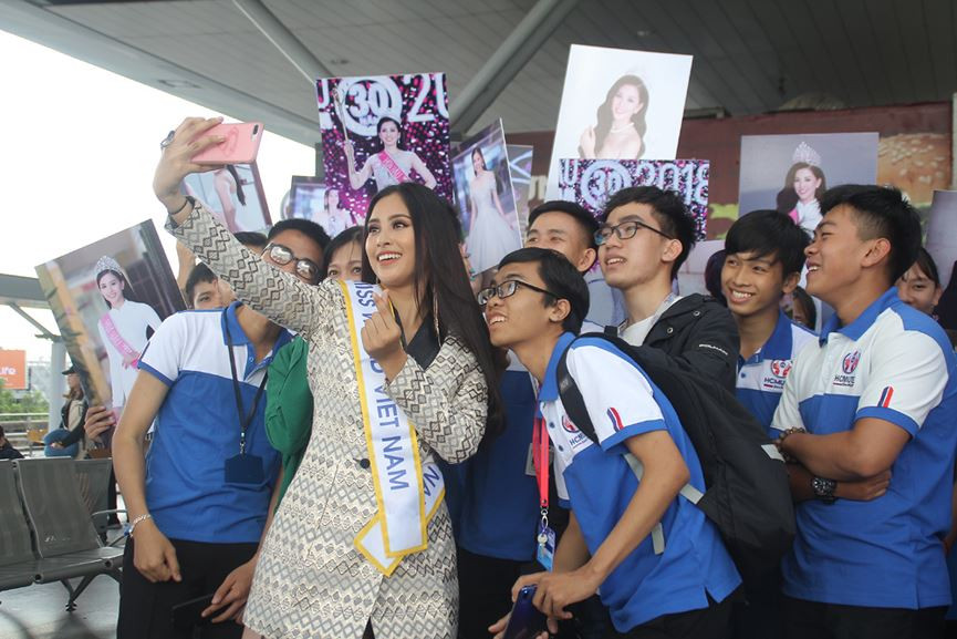 Trần Tiểu Vy rạng rỡ lên đường chinh chiến Miss World 2018 ảnh 6 Hoa hậu Trần Tiểu Vy lên đường dự thi Miss World - ảnh 6