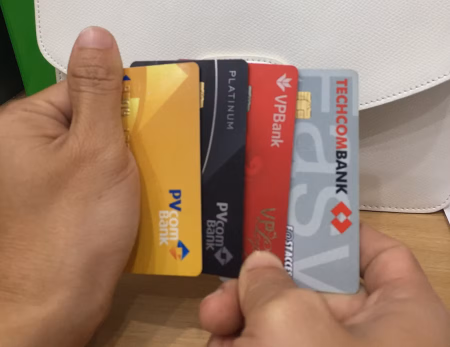 Việc bảo mật thẻ ngân hàng (các loại thẻ thanh toán, ATM) được khuyến cáo bảo mật từ số thẻ, ngày hết hạn thẻ, tên chủ thẻ… đến mã bảo mật CVV