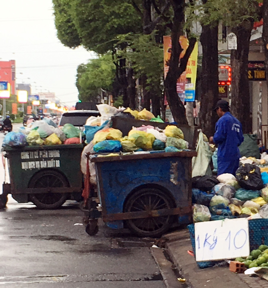 Bãi thu gom rác chiếm cả lòng đường