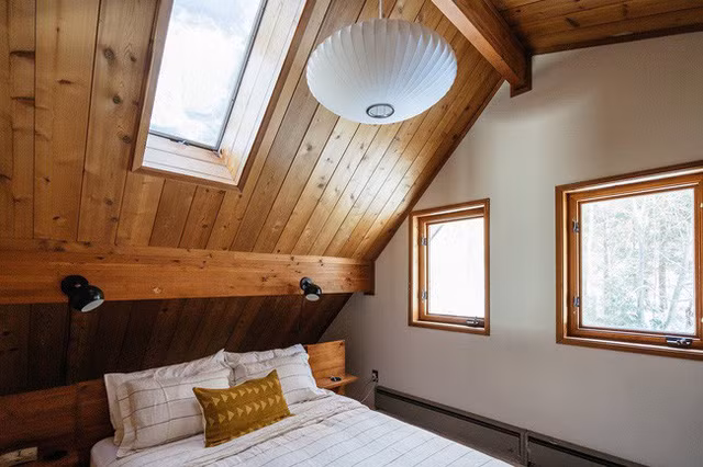  Cabin có 3 phòng ngủ. Các phòng ngủ chính được khoác áo mới màu trắng và được trang bị các thiết kế từ Schoolhouse Electric, Nelson Bubble Lamp, Design Within Reach và khăn trải giường từ CB2. 