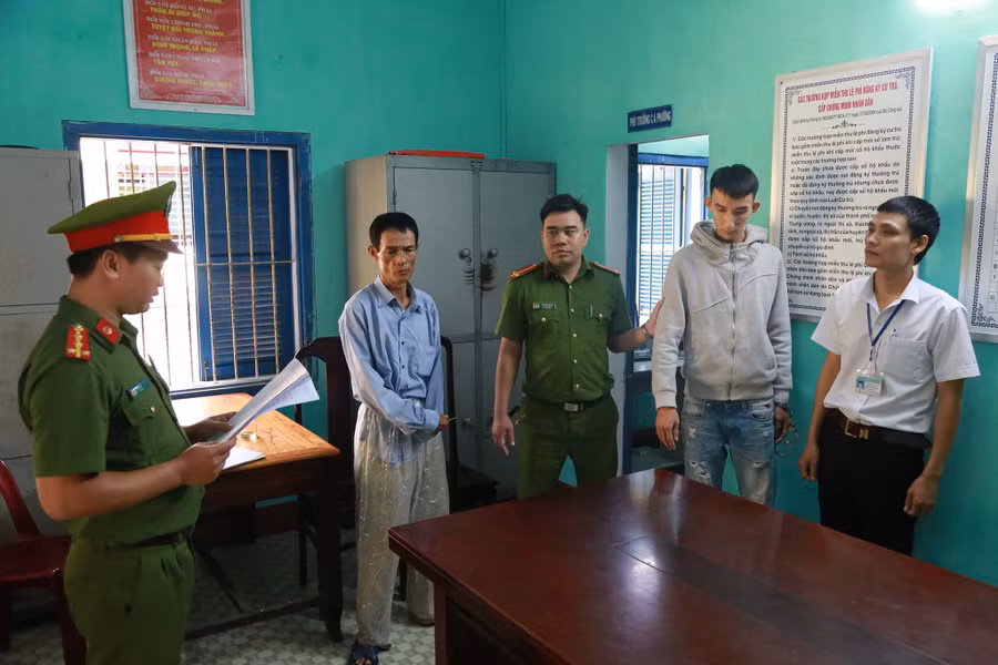  Cơ quan chức năng đang thực hiện khẩn cấp và tạm giữ 2 đối tượng về hành vi giết người 