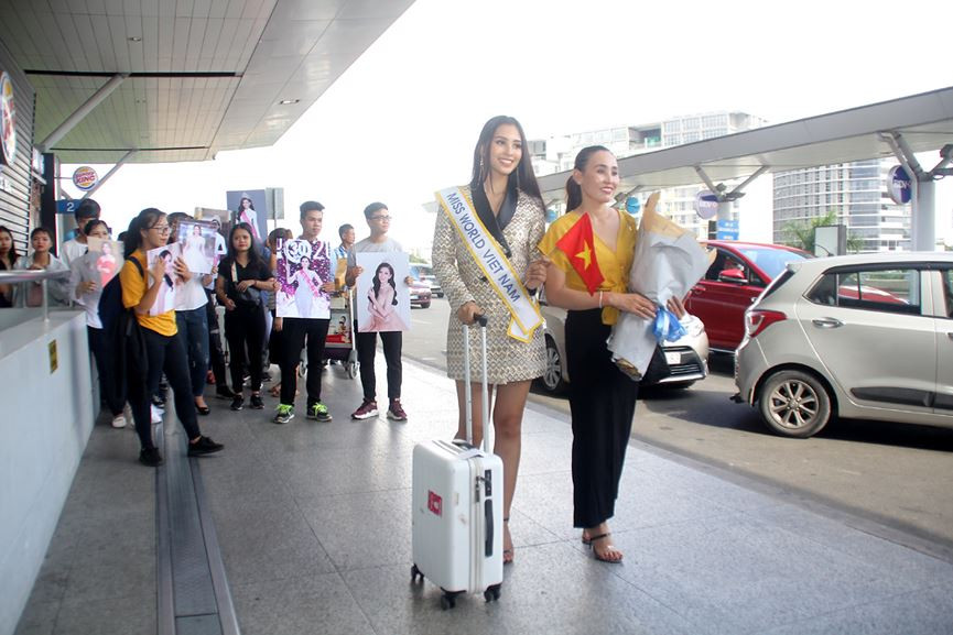 Trần Tiểu Vy rạng rỡ lên đường chinh chiến Miss World 2018 ảnh 7 Hoa hậu Trần Tiểu Vy lên đường dự thi Miss World - ảnh 7
