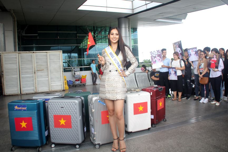 Trần Tiểu Vy rạng rỡ lên đường chinh chiến Miss World 2018 ảnh 8 Hoa hậu Trần Tiểu Vy lên đường dự thi Miss World - ảnh 8