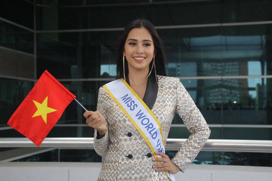 Trần Tiểu Vy rạng rỡ lên đường chinh chiến Miss World 2018 ảnh 11 Hoa hậu Trần Tiểu Vy lên đường dự thi Miss World - ảnh 11