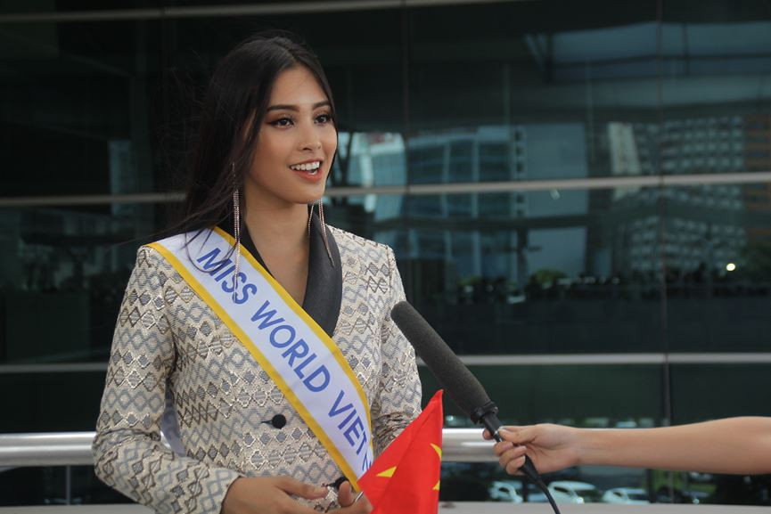 Trần Tiểu Vy rạng rỡ lên đường chinh chiến Miss World 2018 ảnh 10 Hoa hậu Trần Tiểu Vy lên đường dự thi Miss World - ảnh 10