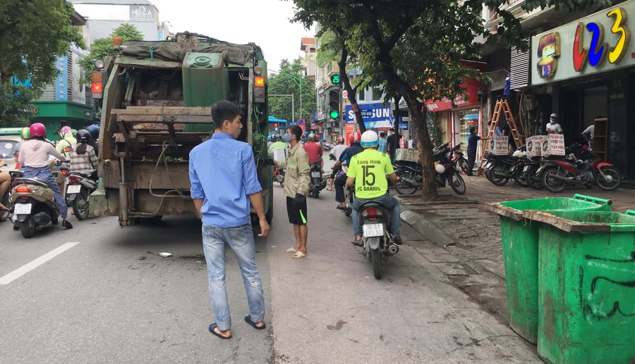 Thu gom rác trên Phố Huế (Hà Nội) ngay giờ cao điểm