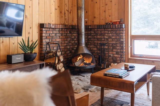  Tâm điểm của phòng khách là chiếc lò sưởi cũ theo phong cách cổ điển. 