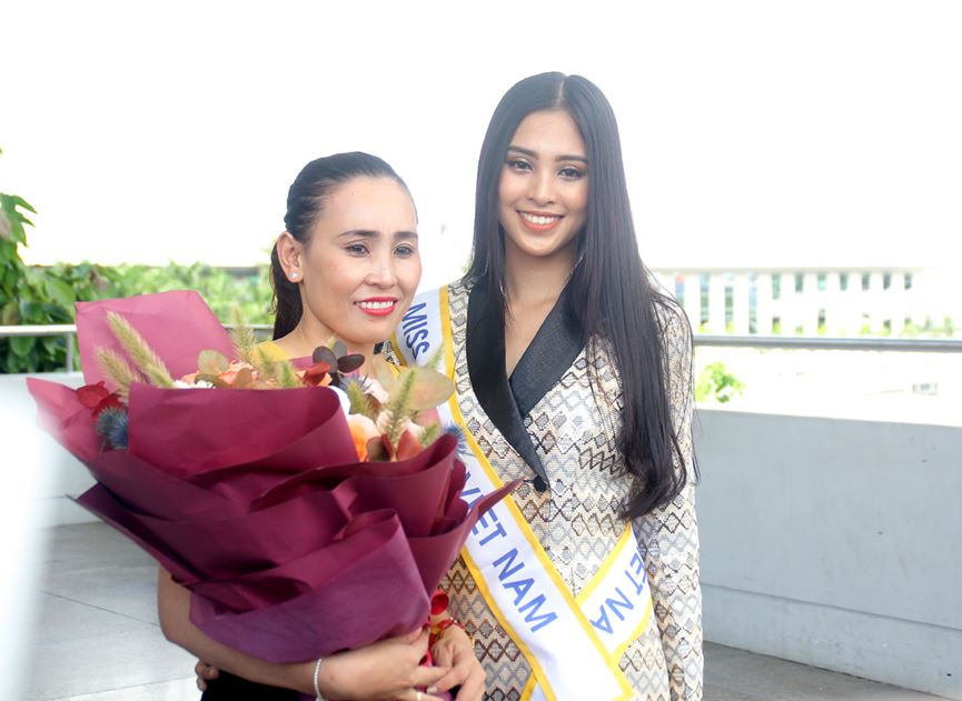Trần Tiểu Vy rạng rỡ lên đường chinh chiến Miss World 2018 ảnh 2 Hoa hậu Trần Tiểu Vy lên đường dự thi Miss World - ảnh 2
