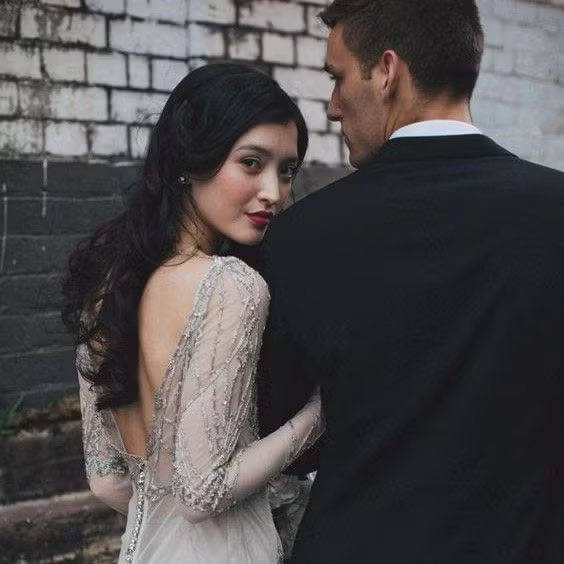 Đi chơi với nhau lần nào, anh ta cũng mua đồ hiệu tặng tôi. (Ảnh minh họa)