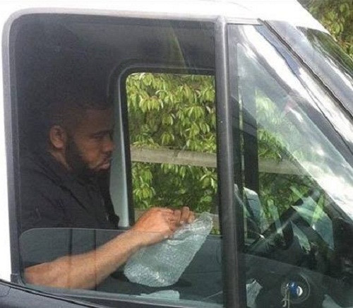 Cách giải trí trong lúc giờ kẹt xe.