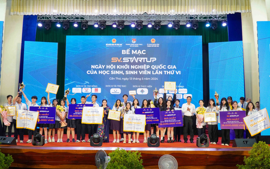 Thứ trưởng Nguyễn Thị Kim Chi và đại diện Lãnh đạo UBND TP Cần Thơ trao giải cho 5 đội đạt giải Nhất khối học sinh. Thứ trưởng Nguyễn Thị Kim Chi và đại diện Lãnh đạo UBND TP Cần Thơ trao giải cho 5 đội đạt giải Nhất khối học sinh.