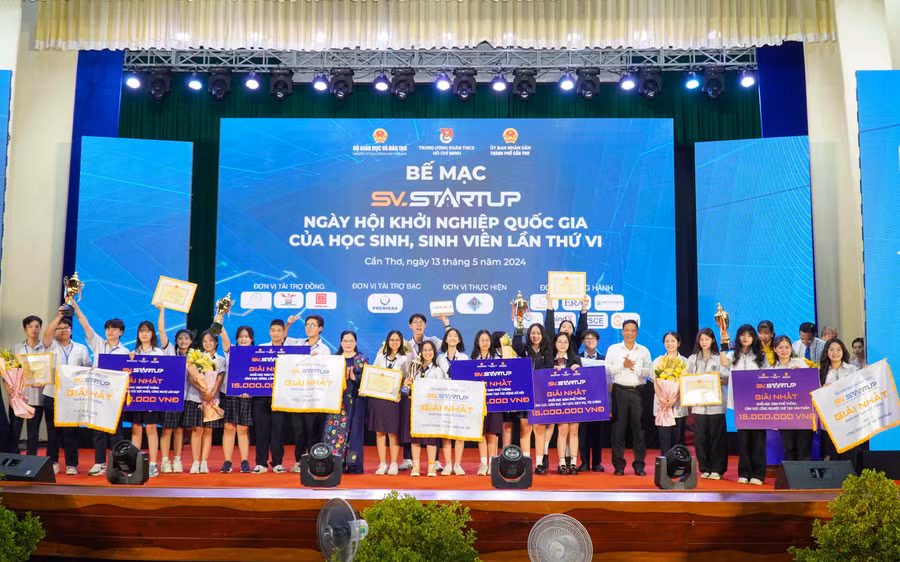 Thứ trưởng Nguyễn Thị Kim Chi và đại diện Lãnh đạo UBND TP Cần Thơ trao giải cho 5 đội đạt giải Nhất khối học sinh.