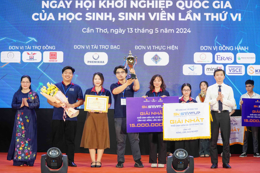 Thứ trưởng Bộ GD&ĐT Nguyễn Thị Kim Chi và Bí thư Trung ương Đoàn TNCS HCM Nguyễn Minh Triết trao giải Nhất cho dự án khởi nghiệp của sinh viên. Thứ trưởng Bộ GD&ĐT Nguyễn Thị Kim Chi và Bí thư Trung ương Đoàn TNCS HCM Nguyễn Minh Triết trao giải Nhất cho dự án khởi nghiệp của sinh viên.