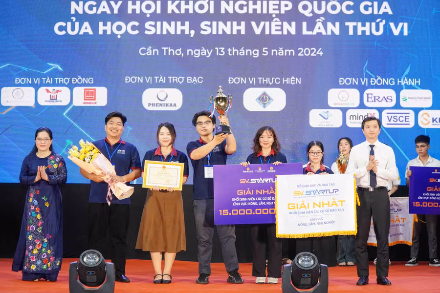 Thứ trưởng Bộ GD&amp;ĐT Nguyễn Thị Kim Chi và Bí thư Trung ương Đoàn TNCS HCM Nguyễn Minh Triết trao giải Nhất cho dự án khởi nghiệp của sinh viên.