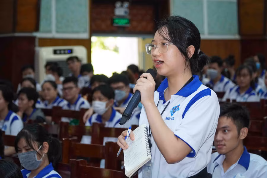 Sinh viên quan tâm đến vấn đề khởi nghiệp trao đổi tại Diễn đàn.