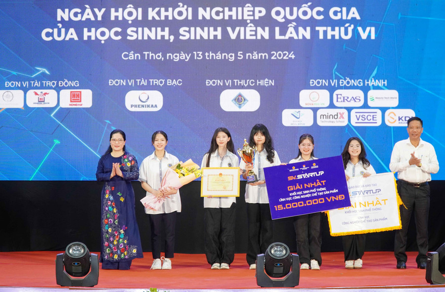 Thứ trưởng Bộ GD&ĐT Nguyễn Thị Kim Chi và Phó Chủ tịch UBND TP Cần Thơ Nguyễn Thực Hiện trao giải Nhất cho dự án khởi nghiệp của học sinh. Thứ trưởng Bộ GD&ĐT Nguyễn Thị Kim Chi và Phó Chủ tịch UBND TP Cần Thơ Nguyễn Thực Hiện trao giải Nhất cho dự án khởi nghiệp của học sinh.