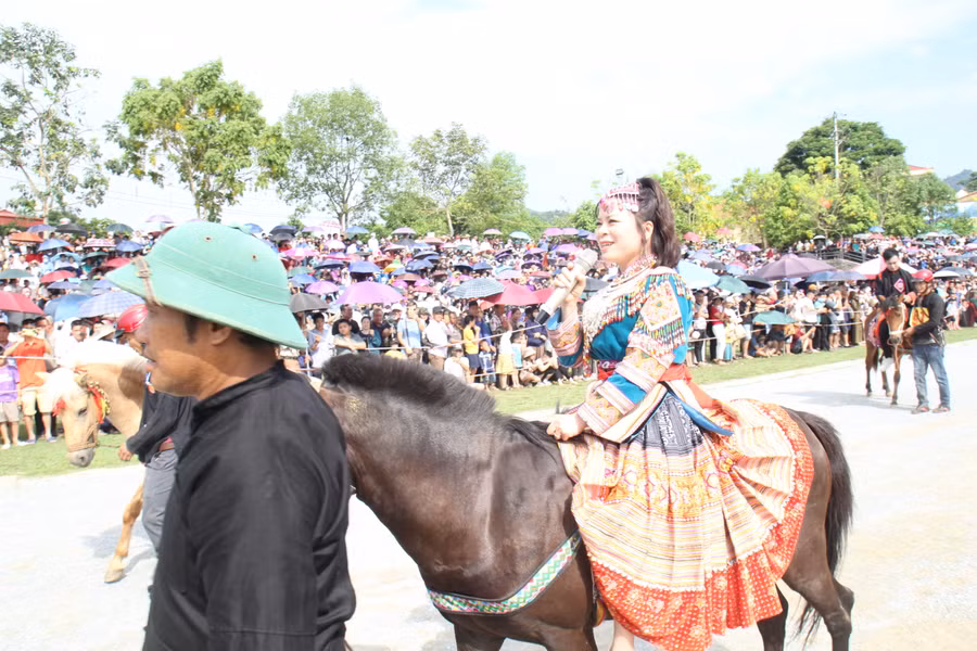 Các nghệ sĩ biểu diễn tiết mục văn nghệ trên lưng ngựa.