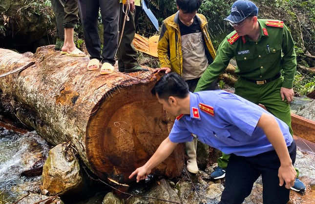 Lực lượng chức năng kiểm tra hiện trường.