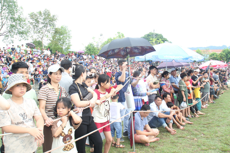 Đông đảo du khách đến xem giải đấu. Đông đảo du khách đến xem giải đấu.