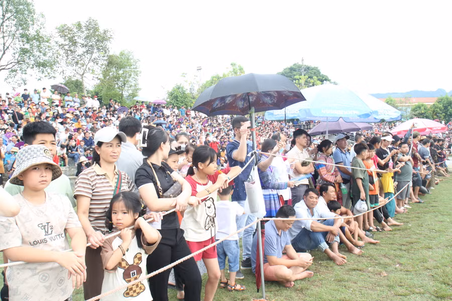 Đông đảo du khách đến xem giải đấu.