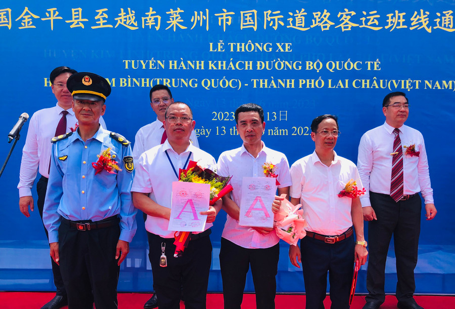 Tuyến vận tải hành khách đường bộ quốc tế Lai Châu – Vân Nam được khai thác sẽ thúc đẩy quan hệ hợp tác giữa 2 bên. Tuyến vận tải hành khách đường bộ quốc tế Lai Châu – Vân Nam được khai thác sẽ thúc đẩy quan hệ hợp tác giữa 2 bên.