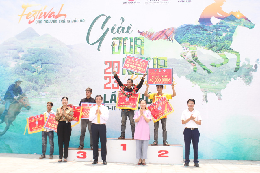 Trao giải cá nhân cho các nài ngựa. Trao giải cá nhân cho các nài ngựa.