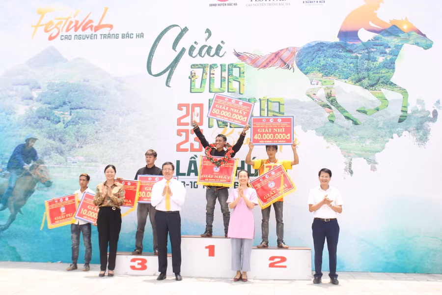 Trao giải cá nhân cho các nài ngựa.