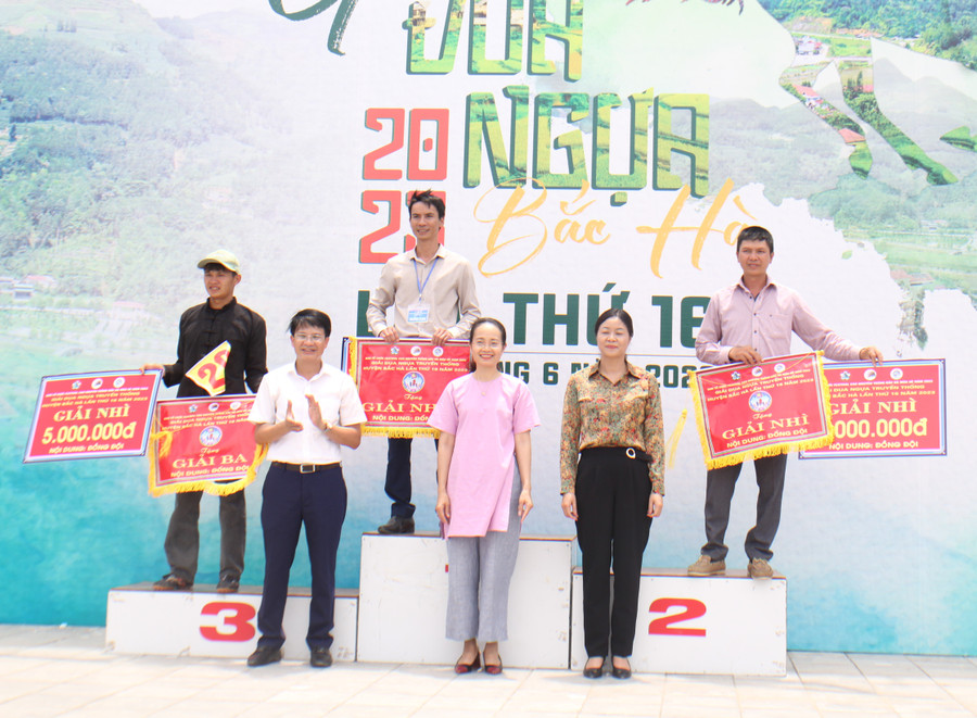 Giải Nhất đồng đội thuộc về đoàn xã Bản Phố, huyện Bắc Hà. Giải Nhất đồng đội thuộc về đoàn xã Bản Phố, huyện Bắc Hà.