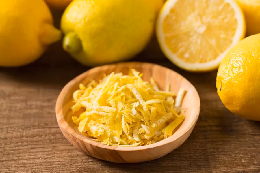 Một lượng nhỏ vỏ chanh sẽ tạo ra sự khác biệt lớn đối với hương vị và mùi thơm tổng thể của món ăn. (Ảnh: ITN).