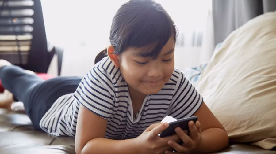 Hãy giúp con cân bằng thời gian sử dụng thiết bị bằng sự kiểm soát của phụ huynh. (Ảnh: ITN).