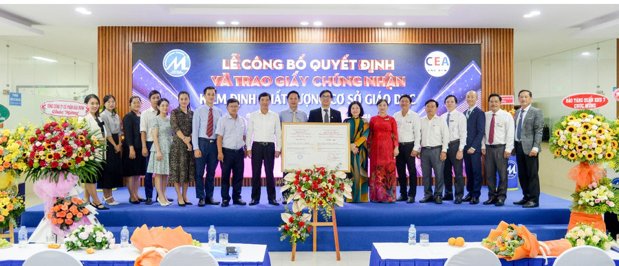 Tập thể Trường Đại học Tài chính - Marketing vui mừng với thành quả đạt được.