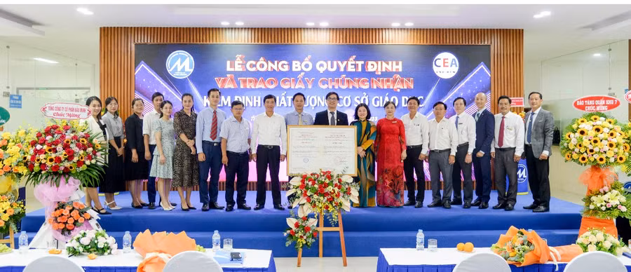 Tập thể Trường Đại học Tài chính - Marketing vui mừng với thành quả đạt được.