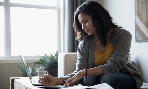 Người độc thân dễ mắc phải nhiều cạm bẫy tài chính. Ảnh: AFP