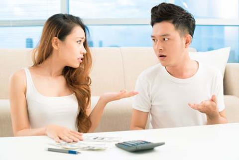 Chia tay chồng “vung tay quá trán” lại vướng anh “keo kiệt“ ảnh 2 Sợ cho tương lai chết đói trên đống tiền tôi lại phải chia tay. Ảnh minh họa