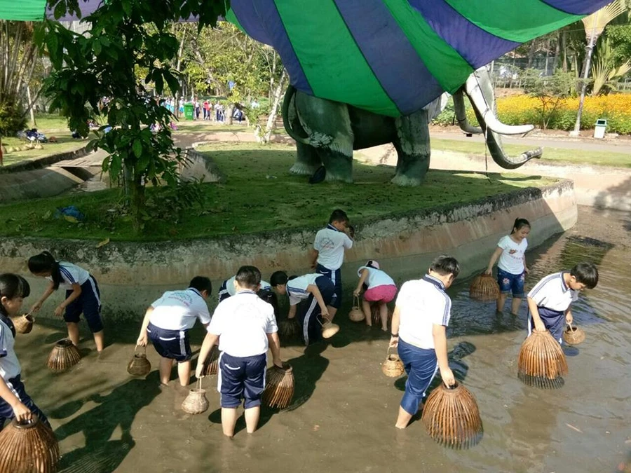 Buổi học hoạt động trải nghiệm thực tế cho các em HS