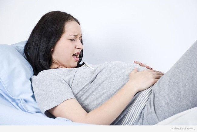 Vì sao cùng là co thắt chuyển dạ mà có mẹ đau đến đứng ngồi không yên, có mẹ lại nhàn tênh?