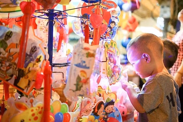 Đêm trung thu, ba mẹ có về chơi với con không?