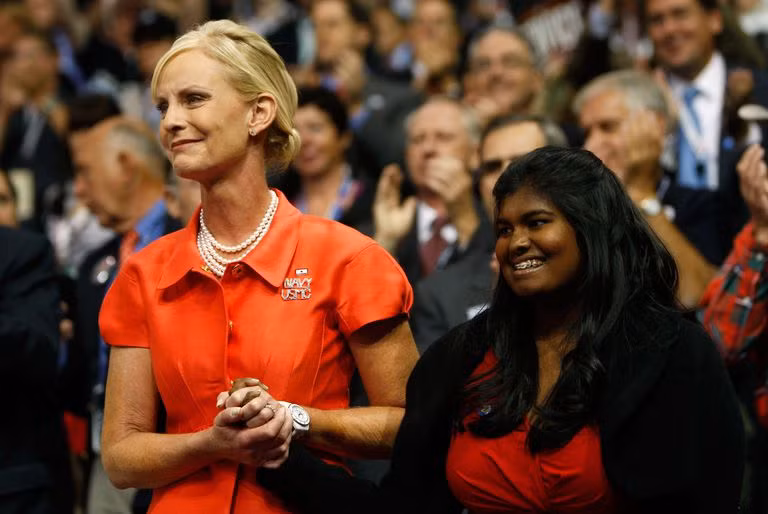 Phu nhân Cindy và con gái Bridget McCain nắm tay nhau tại sự kiện Công ước quốc gia Đảng Cộng hòa