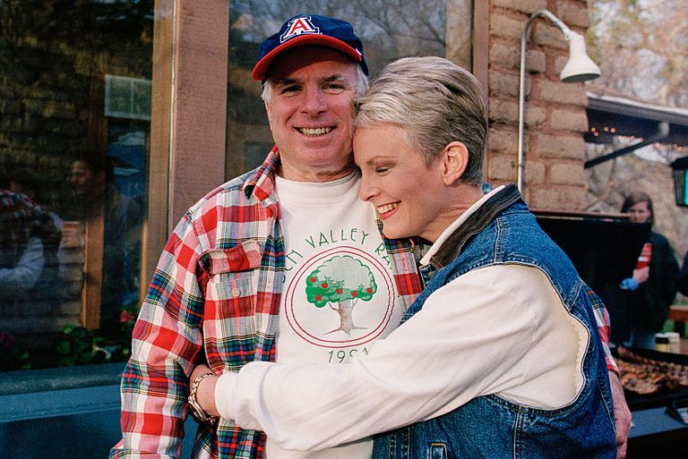 Hai vợ chồng John McCain và Cindy McCain tại nhà nghỉ mát của họ ở Arizona năm 2000 Hai vợ chồng John McCain và Cindy McCain tại nhà nghỉ mát của họ ở Arizona năm 2000