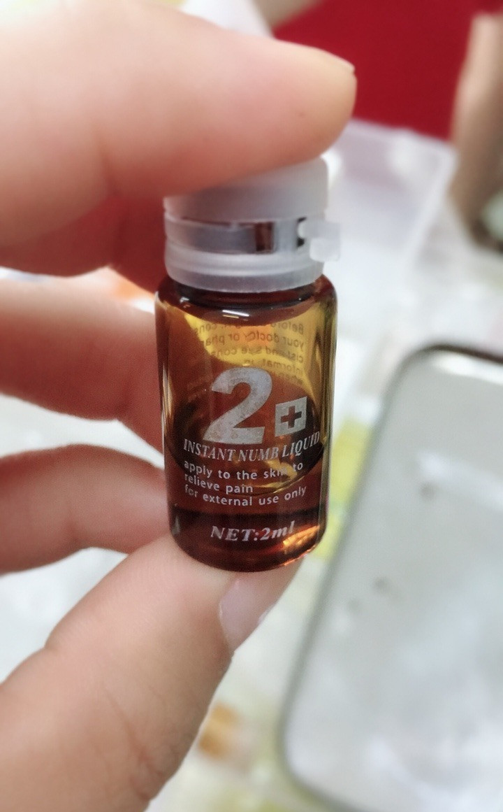 Vỏ thuốc gây tê sử dụng cho khách hàng nhấn mí tại một tiệm làm tóc. Vỏ thuốc gây tê sử dụng cho khách hàng nhấn mí tại một tiệm làm tóc.