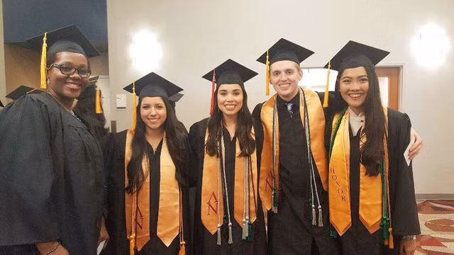  Vũ Nam Phương (phải, ngoài cùng) và các bạn quốc tế. 