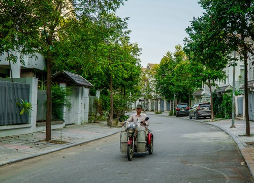 Khu biệt thự nhà anh Thức ở Văn Phúcòn im lặng hơn những dãy nhà liền kề. 50 biệt thự nhưng chỉ có 10 căn có người ở. Khu biệt thự nhà anh Thức ở Văn Phúcòn im lặng hơn những dãy nhà liền kề. 50 biệt thự nhưng chỉ có 10 căn có người ở. Ảnh: Trọng Nghĩa.