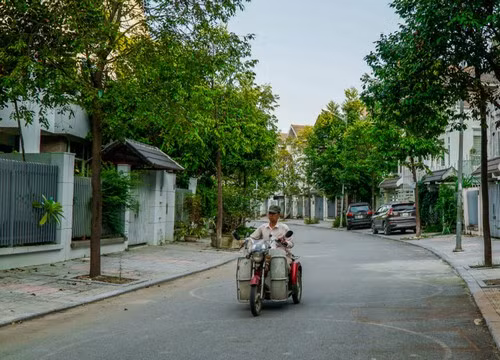 Khu biệt thự nhà anh Thức ở Văn Phúcòn im lặng hơn những dãy nhà liền kề. 50 biệt thự nhưng chỉ có 10 căn có người ở. Ảnh: Trọng Nghĩa.