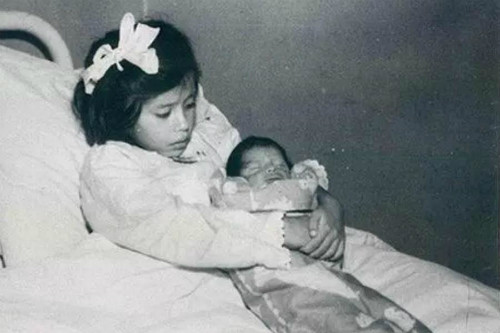 Lina Medina bên cạnh con trai Gerardo Medina. Lina Medina (5 tuổi)bên cạnh con trai Gerardo Medina. Ảnh: Allthatsinteresting