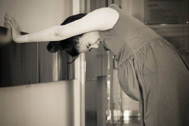 Vì sao cùng là co thắt chuyển dạ mà có mẹ đau đến đứng ngồi không yên, có mẹ lại nhàn tênh?