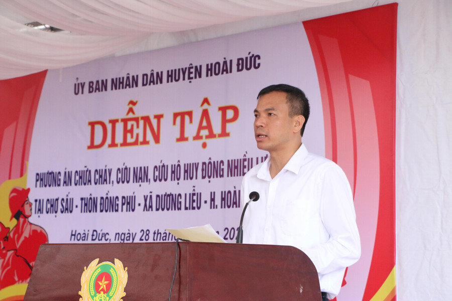 Ông Nguyễn Trung Thuận - Phó Chủ tịch UBND huyện Hoài Đức trong 1 đợt diễn tập phương án chữa cháy huy động nhiều lực lượng trên địa bàn.