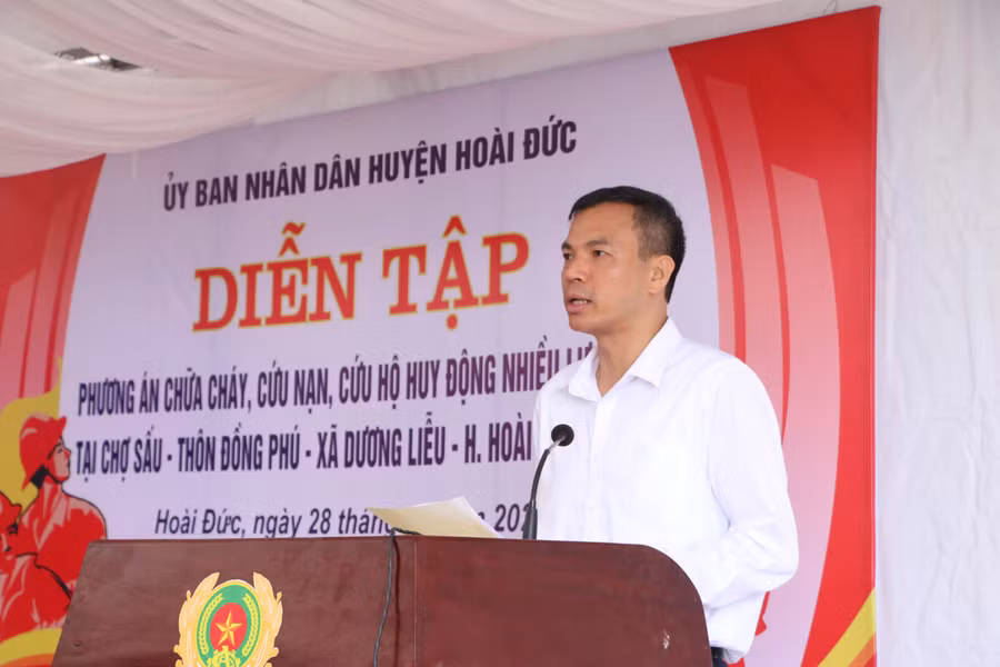 Ông Nguyễn Trung Thuận - Phó Chủ tịch UBND huyện Hoài Đức trong 1 đợt diễn tập phương án chữa cháy huy động nhiều lực lượng trên địa bàn.