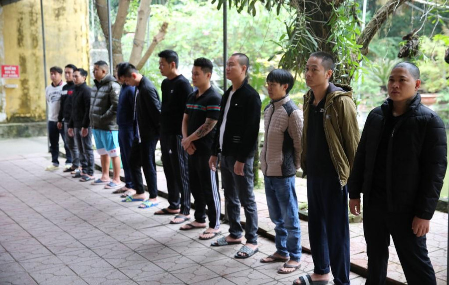 Các đối tượng trong đường dây cá độ liên tỉnh bị Công an TP Vinh bắt giữ. Các đối tượng trong đường dây cá độ liên tỉnh bị Công an TP Vinh bắt giữ.